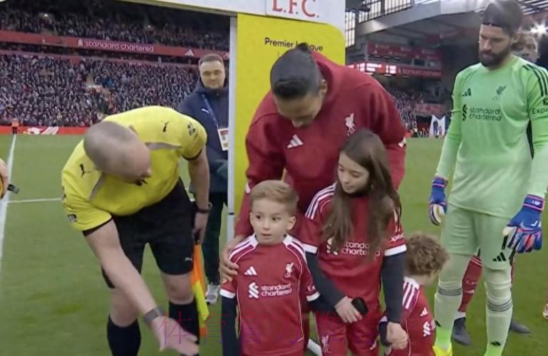 安菲尔德感人一幕！若塔幼子担任球童，裁判躬身击掌，你永不独行